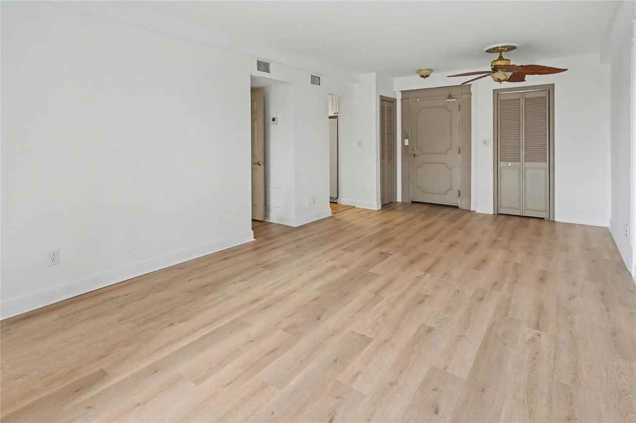 3000 Riomar St #406 - Photo 3 of 8