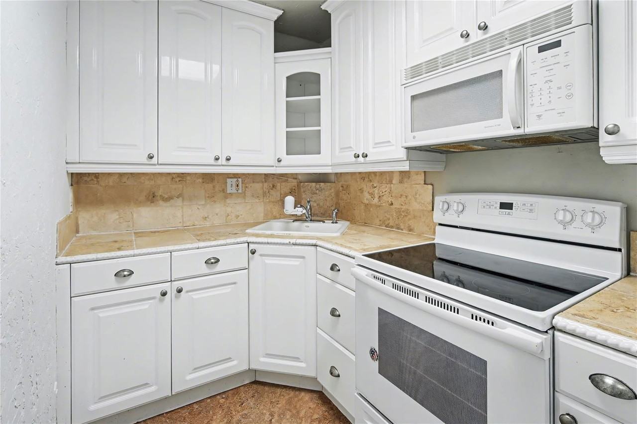 3000 Riomar St #406 - Photo 6 of 8