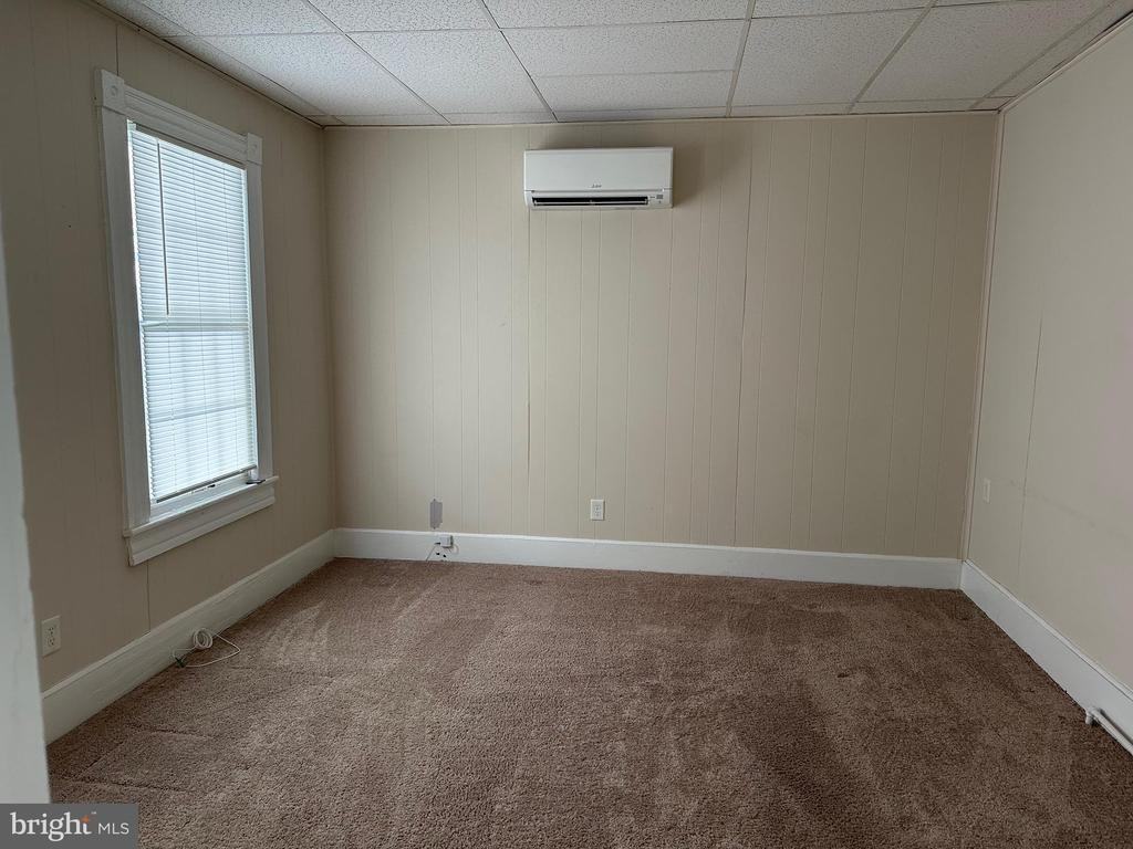 1605 Charles St - Photo 3 of 12