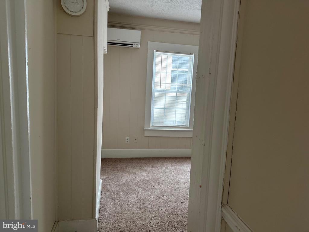 1605 Charles St - Photo 4 of 12