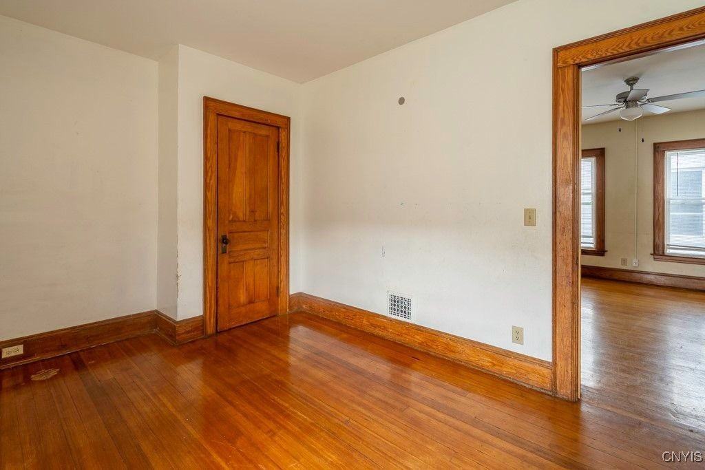 244 Lincoln Ave - Photo 7 of 10