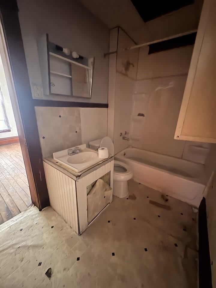 1045 N Monroe St - Photo 3 of 10