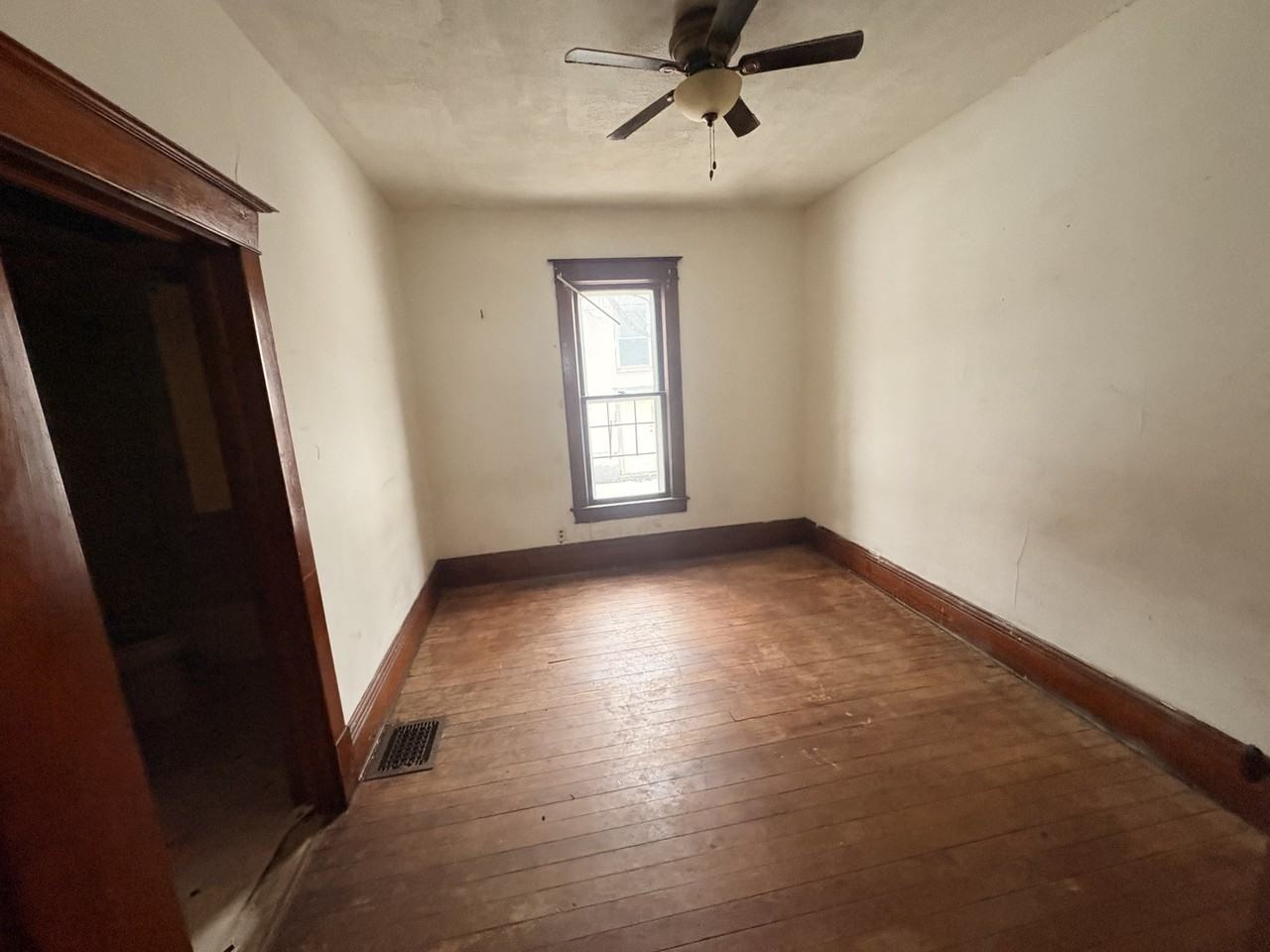 1045 N Monroe St - Photo 4 of 10