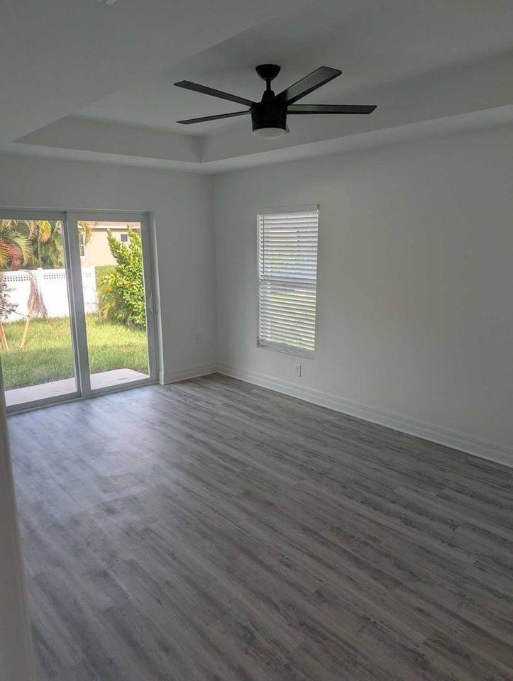 3026 Ne 6th Pl - Photo 3 of 10