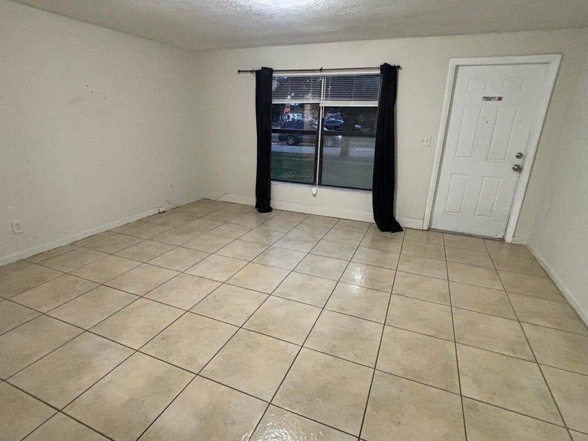 2901 Nw 21st St - Photo 2 of 4