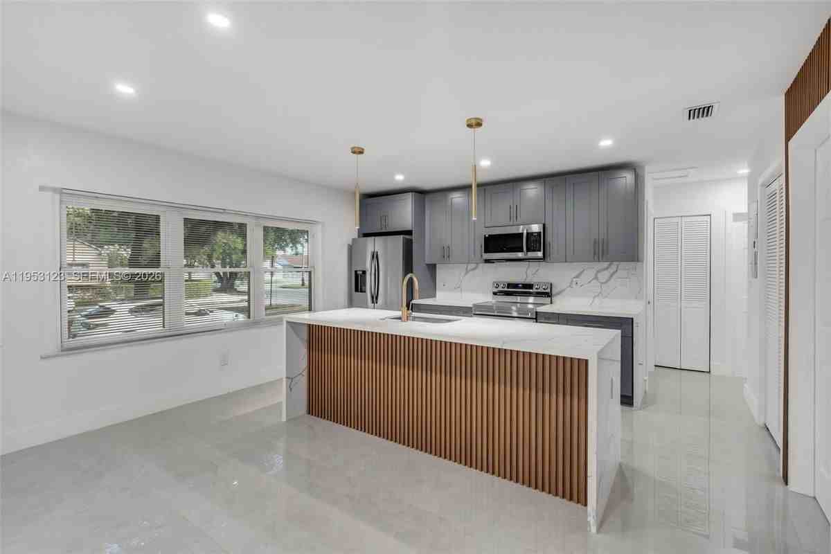 4802 Nw 11th Ave ##0 - Photo 2 of 3