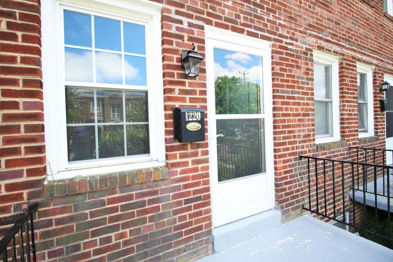 1220 Oronoco St - Photo 2 of 24