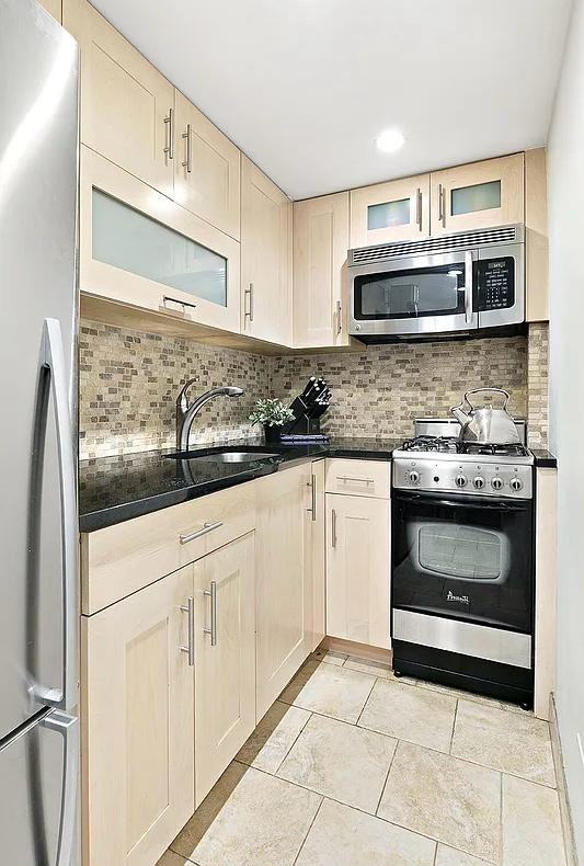 335 E 51St St - Photo 5 of 8