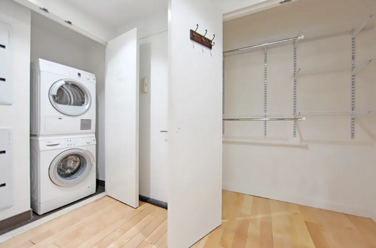 562 Carroll St - Photo 2 of 5