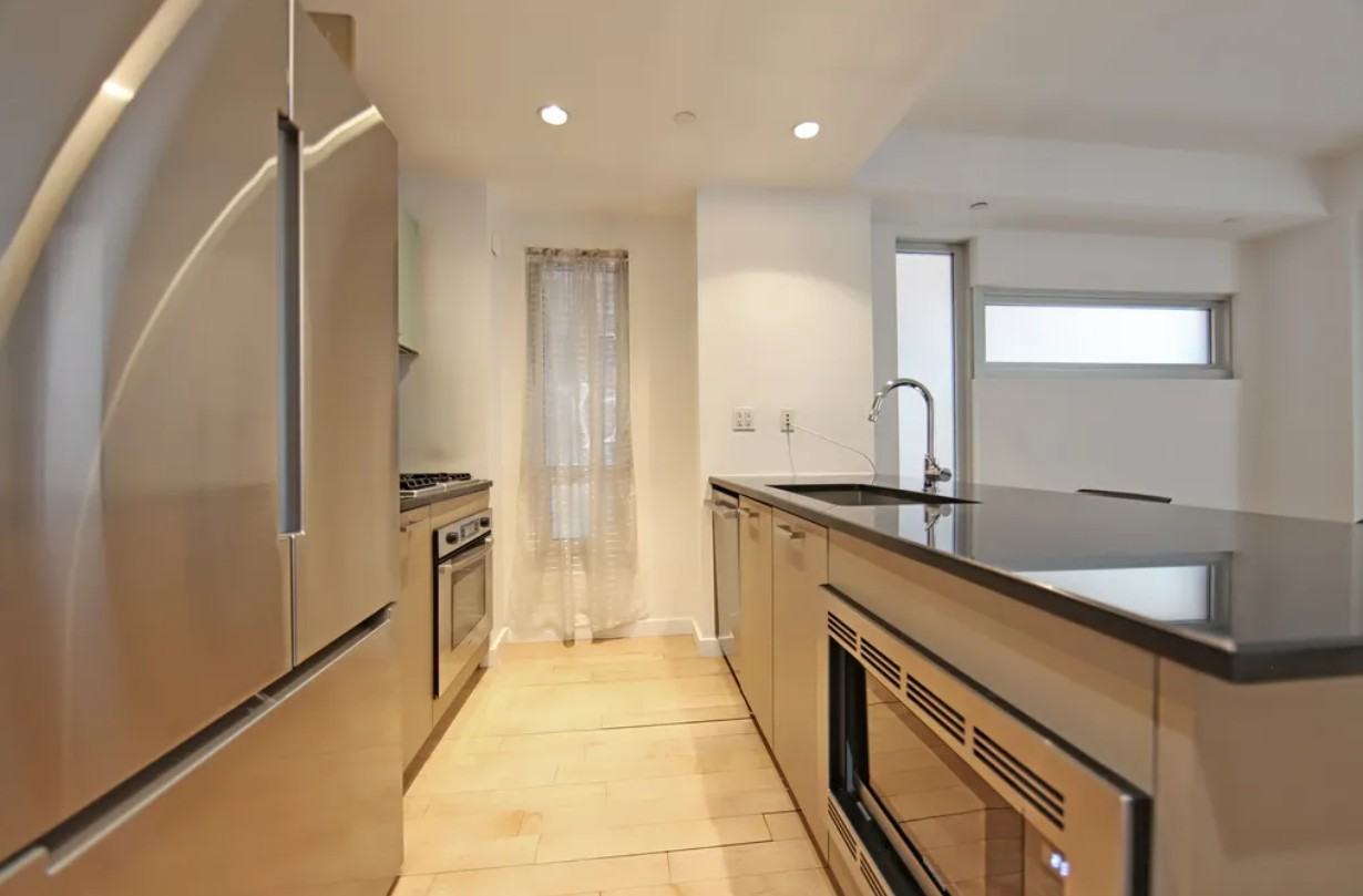 562 Carroll St - Photo 3 of 5