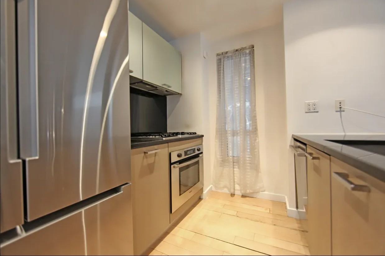 562 Carroll St - Photo 4 of 5