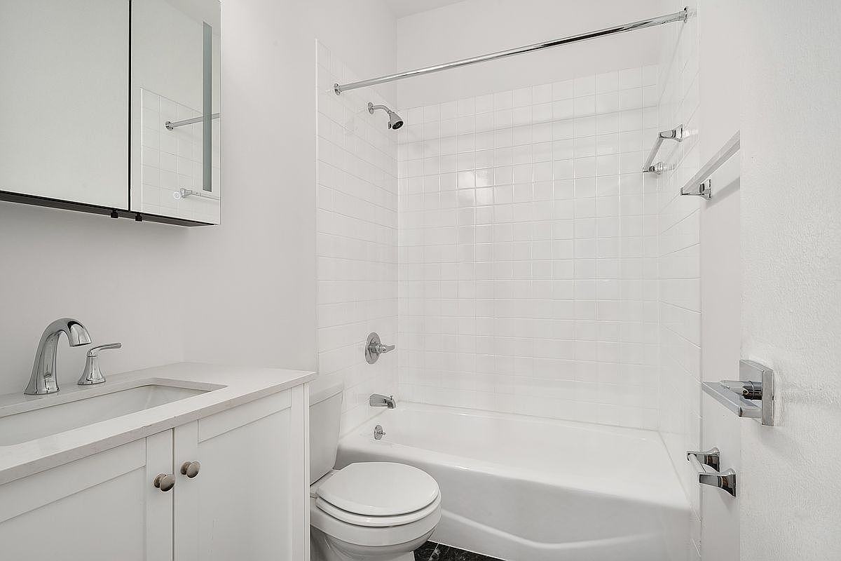 130 W 80th St #2R - Photo 3 of 4