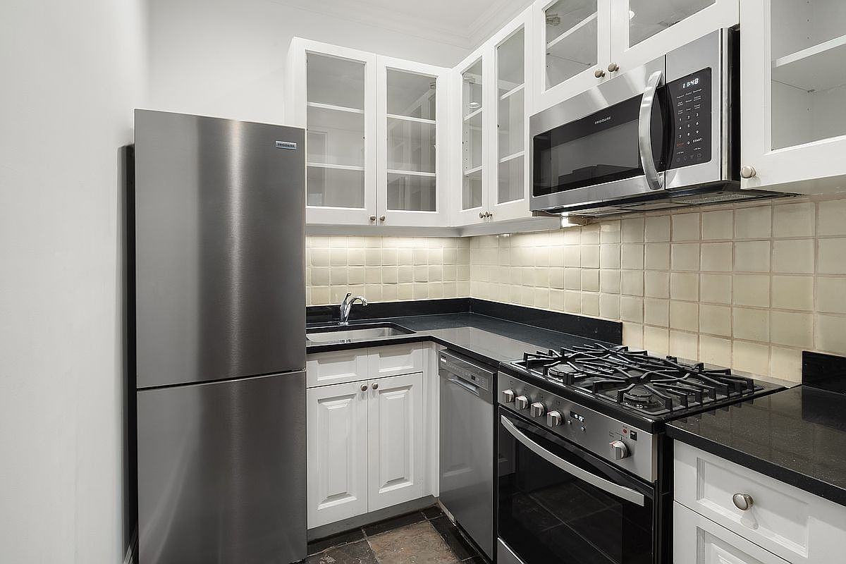 130 W 80th St #2R - Photo 4 of 4