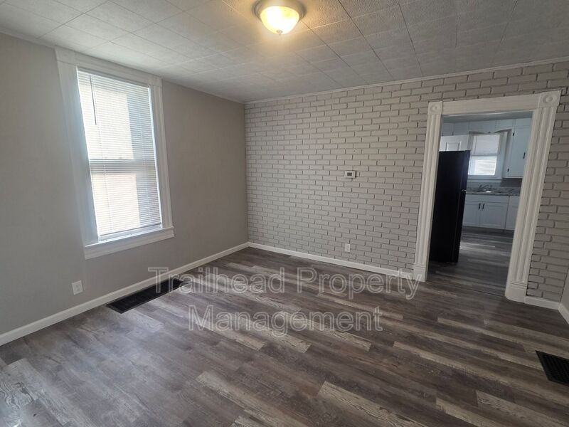 1024 Roosevelt Ave - Photo 2 of 16