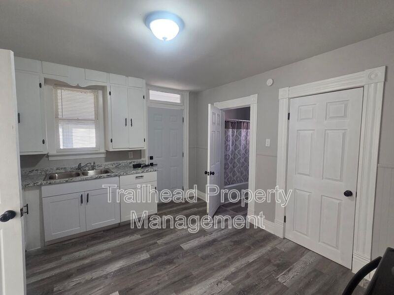 1024 Roosevelt Ave - Photo 5 of 16