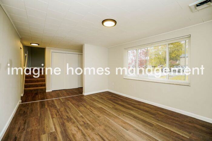 884 Niagara Dr - Photo 5 of 18