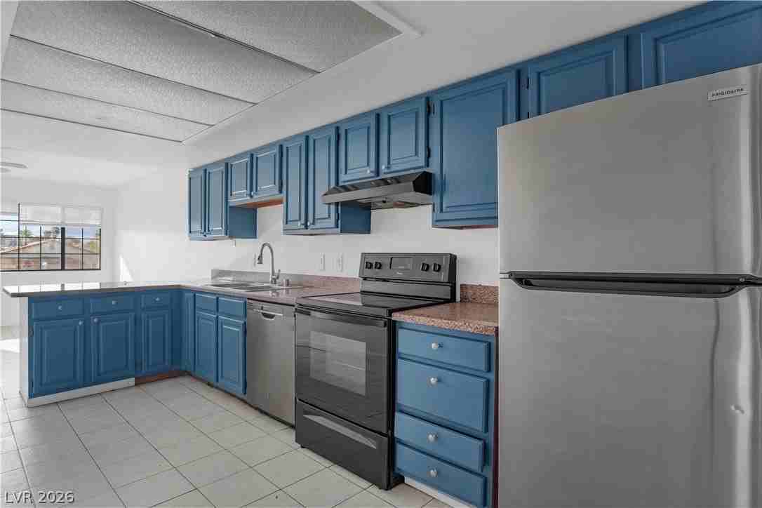 2221 N Jones Blvd #3 - Photo 7 of 16