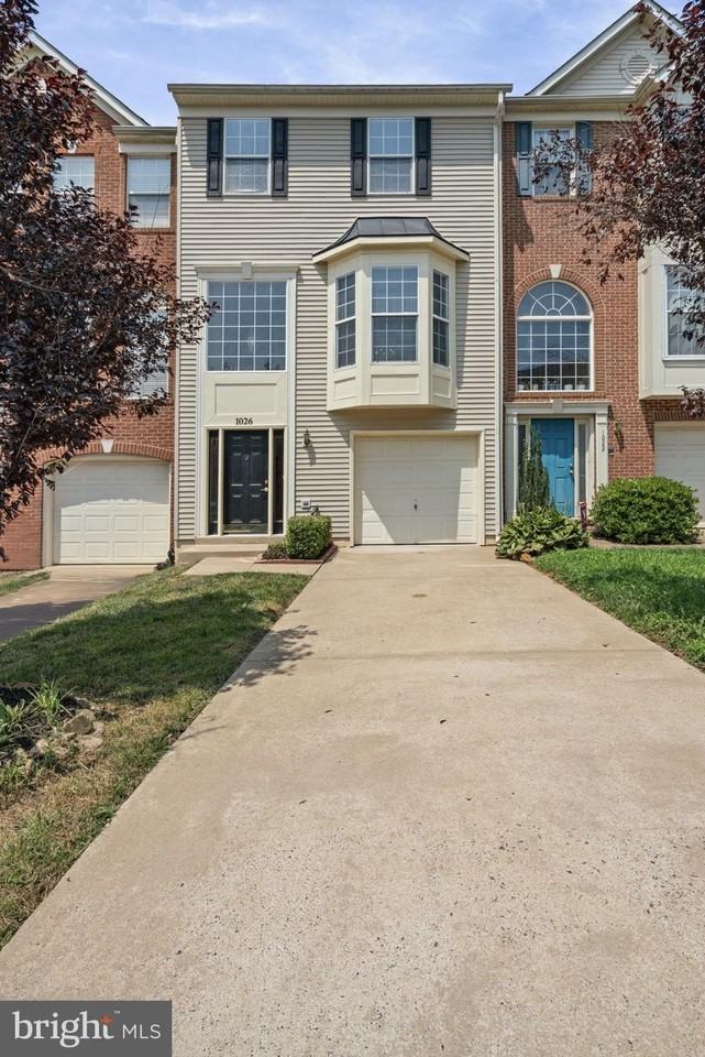 1026 Longview Ln - Photo 2 of 40