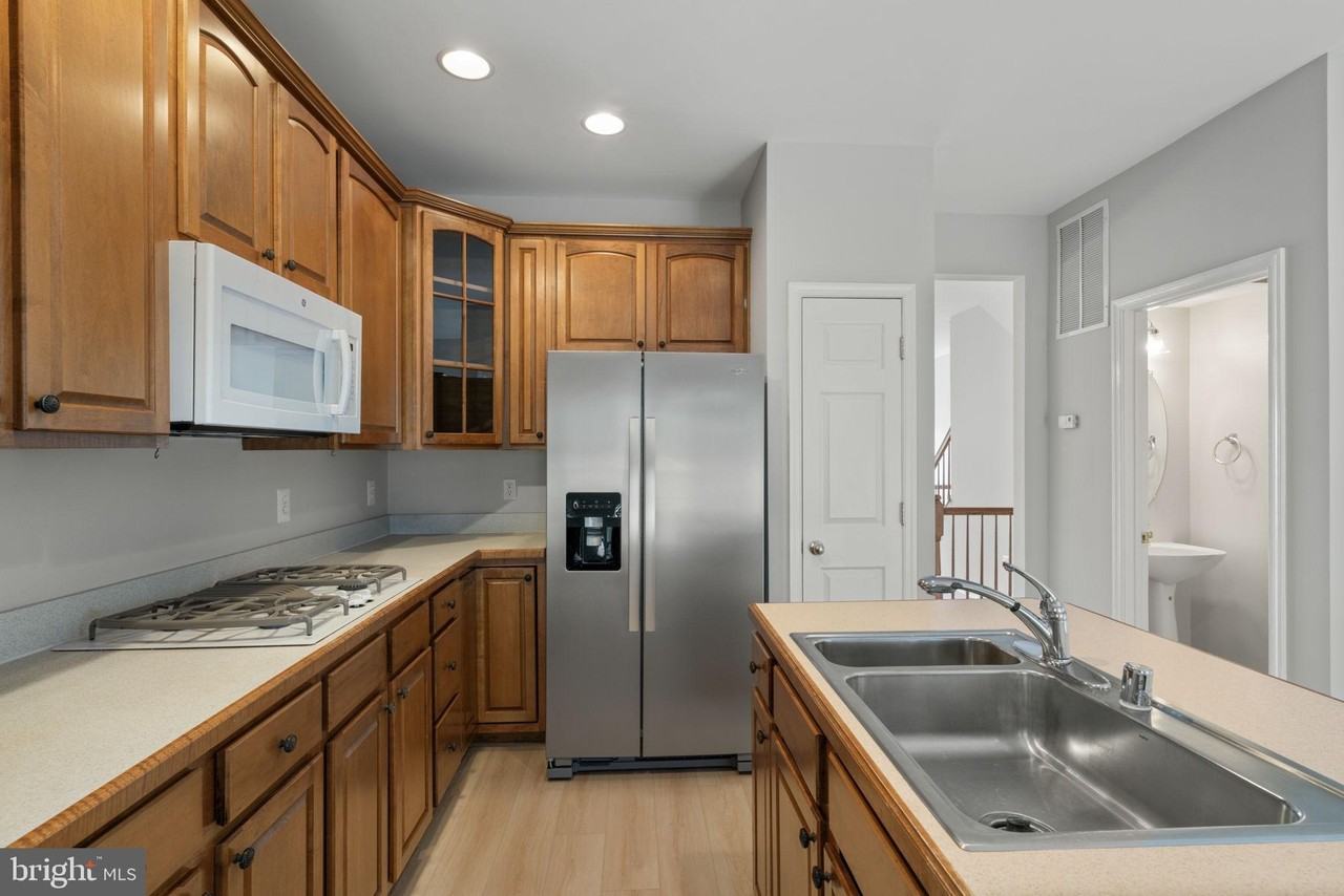 1026 Longview Ln - Photo 3 of 40