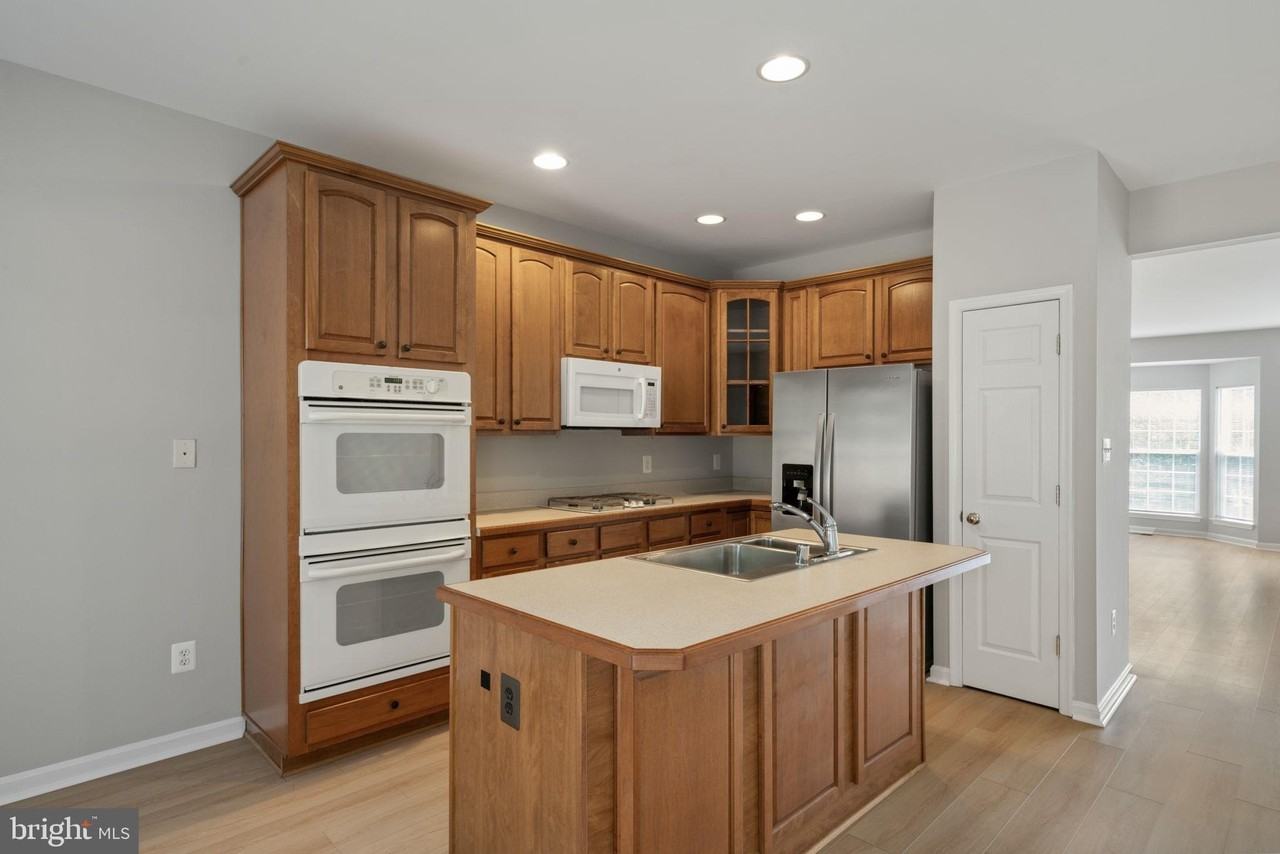 1026 Longview Ln - Photo 4 of 40