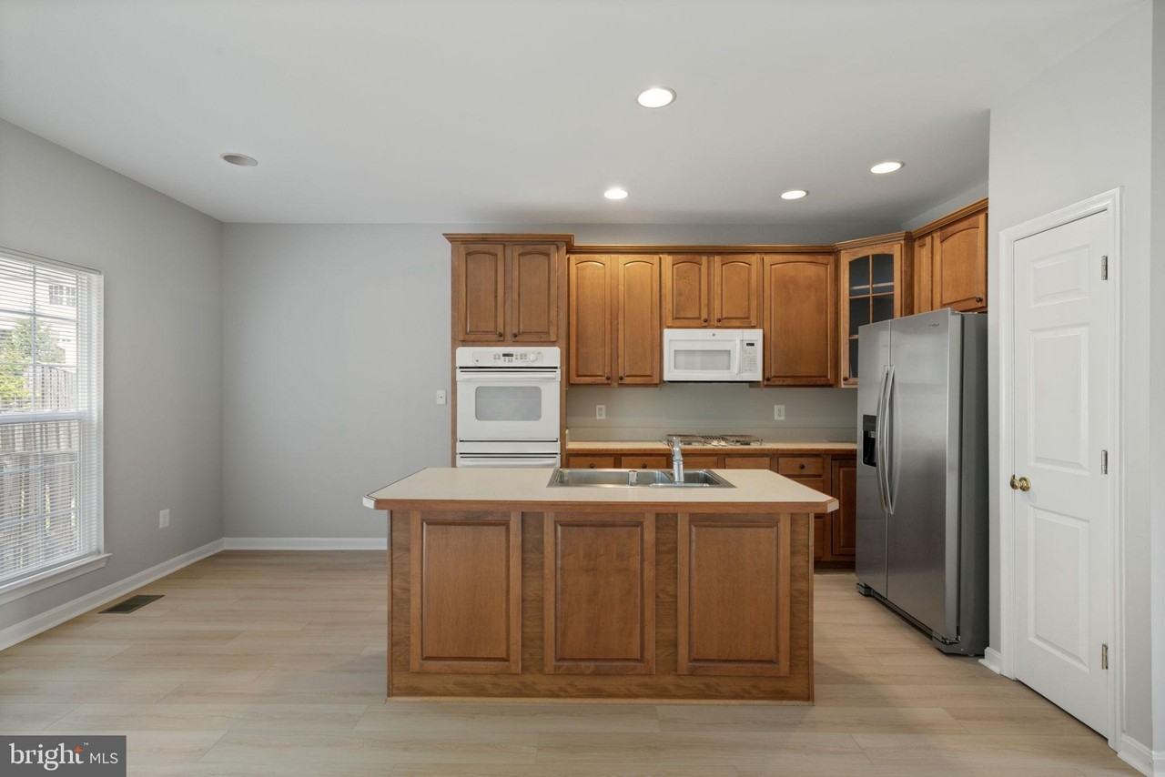 1026 Longview Ln - Photo 5 of 40