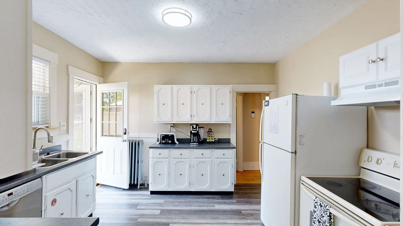 128 1/2 Elm St #1380181P - Photo 2 of 34