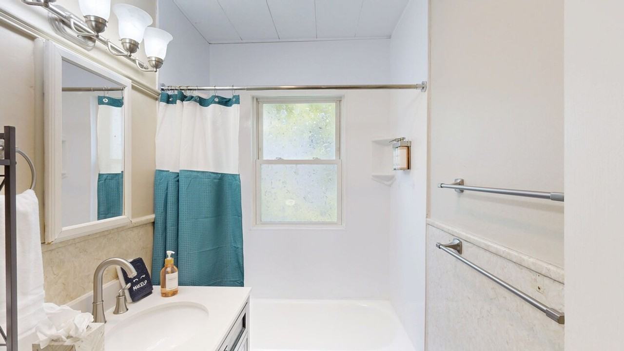 128 1/2 Elm St #1380181P - Photo 2 of 34