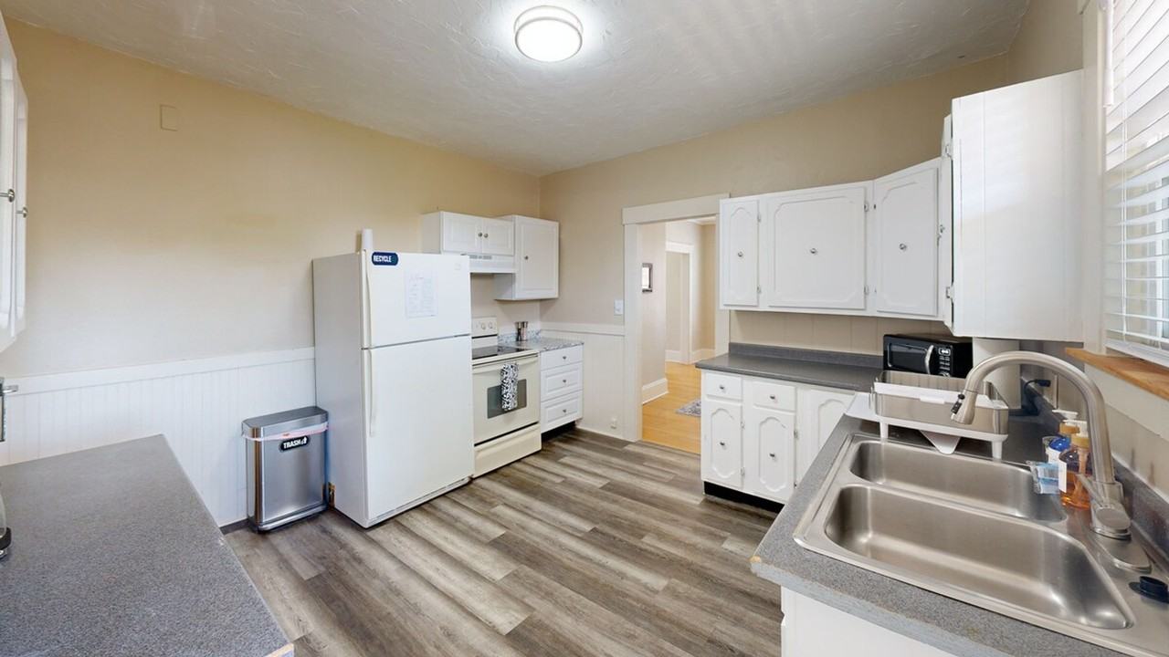 128 1/2 Elm St #1380181P - Photo 4 of 34