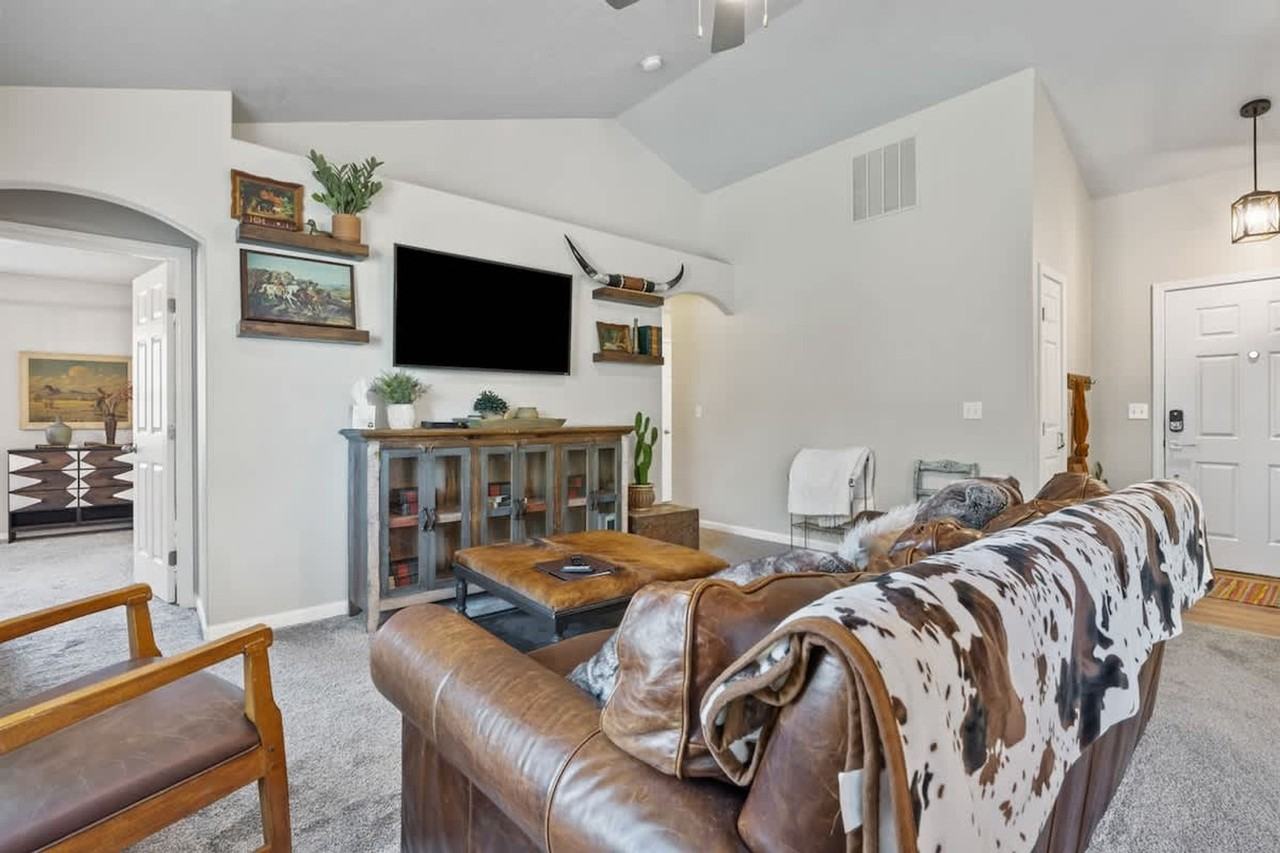 3912 E Clear Springs Dr #1460922P - Photo 4 of 34