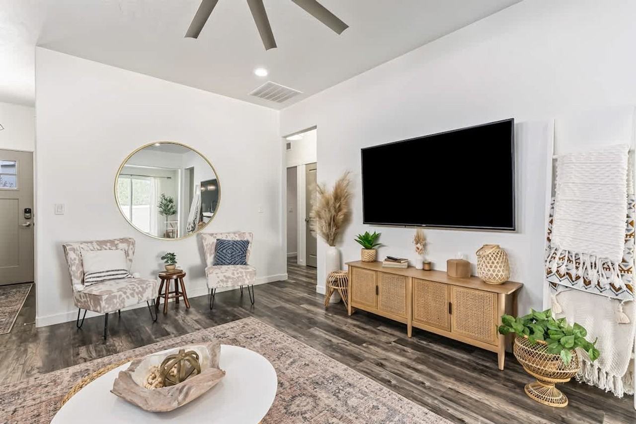 2092 W Bella Ln #1460910P - Photo 2 of 34