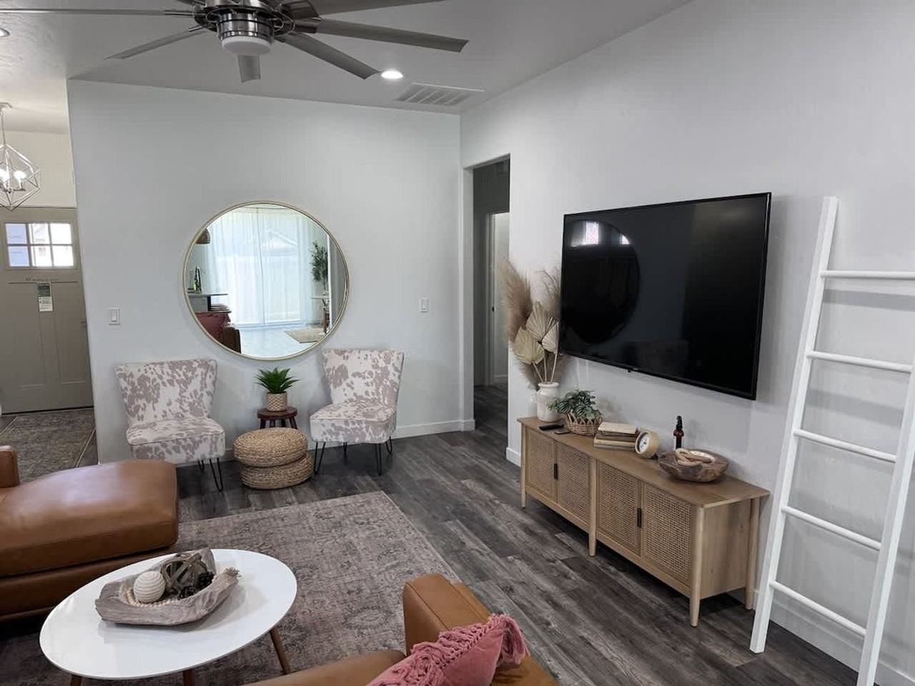 2092 W Bella Ln #1460910P - Photo 4 of 34