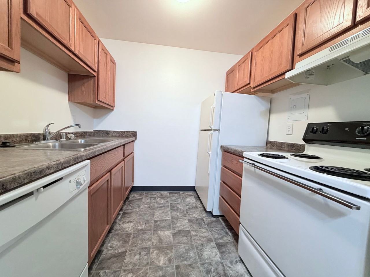 CANTERBURY COURT APARTMENTS - Photo 6 of 34