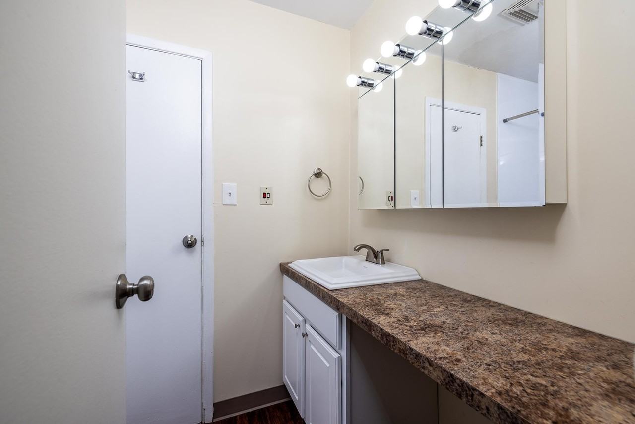 Glenview Townhomes - Photo 4 of 31