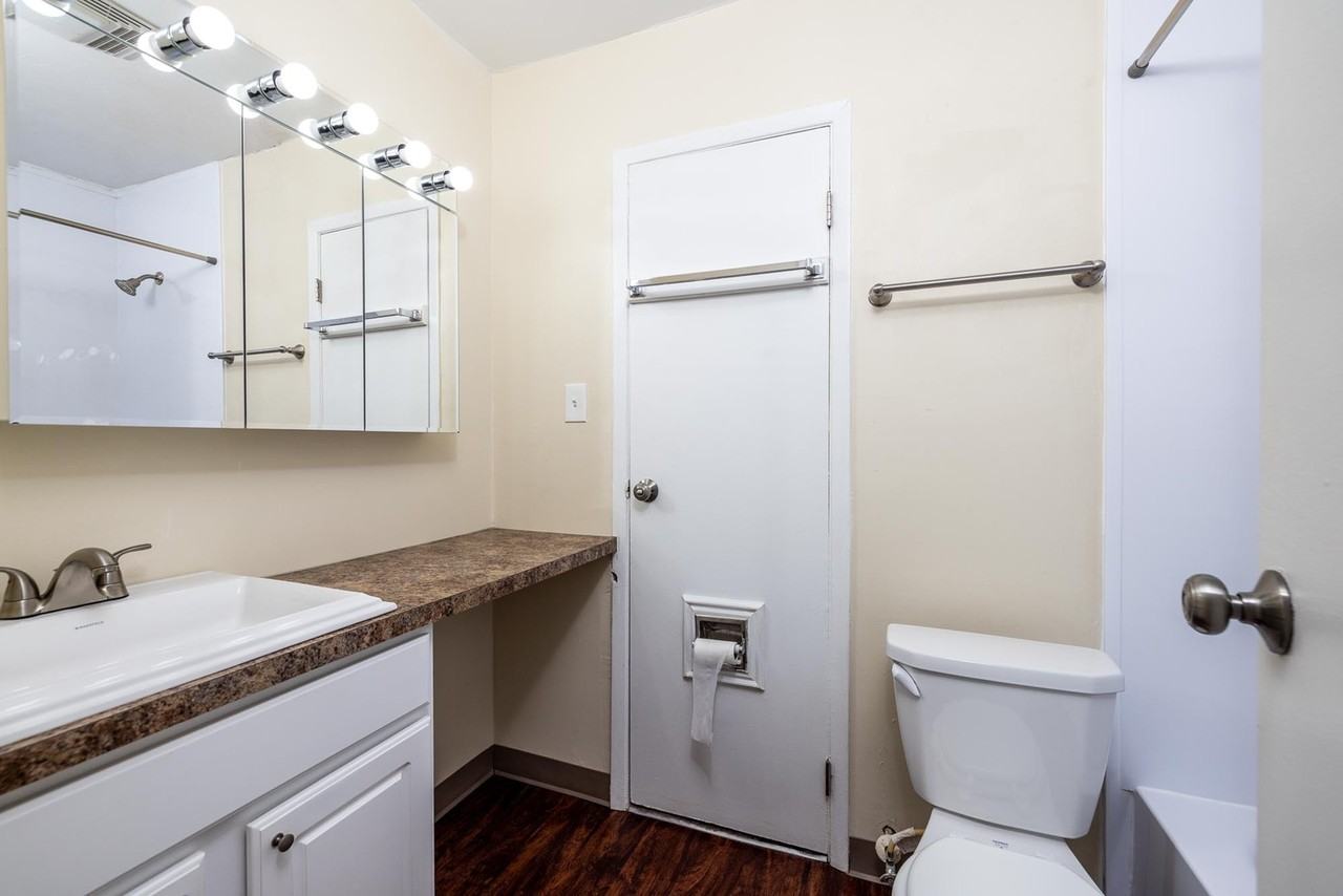 Glenview Townhomes - Photo 6 of 31