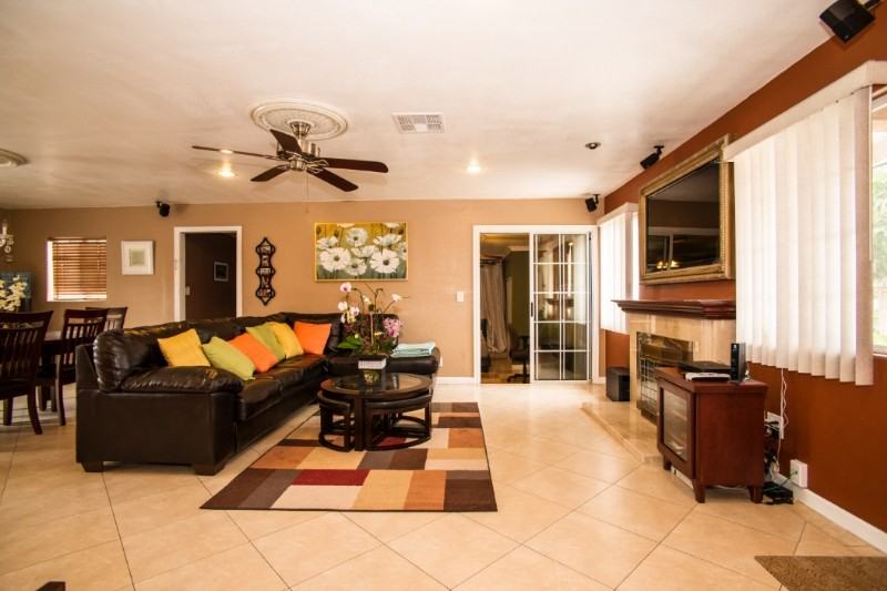 11252 Euclid St - Photo 4 of 14