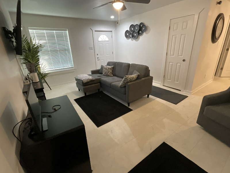 1301 E Avenue G #B - Photo 3 of 15