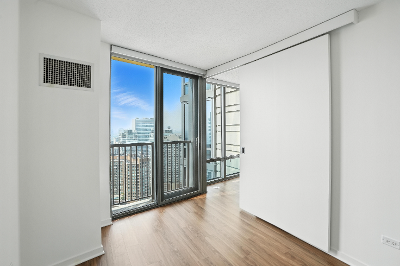 537 N Kingsbury St - Photo 3 of 9