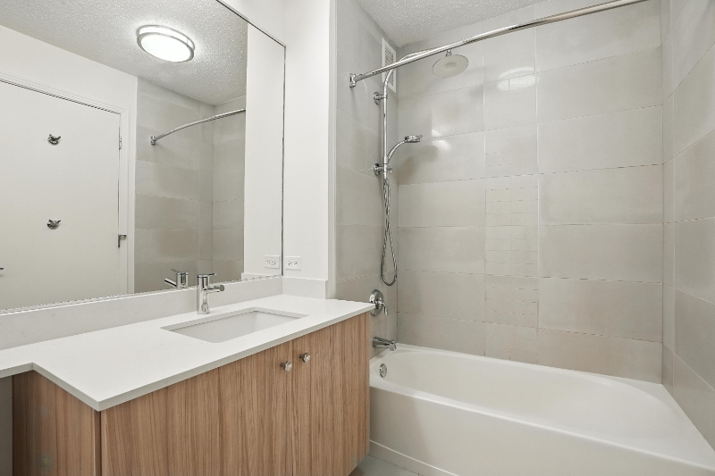 537 N Kingsbury St - Photo 4 of 9