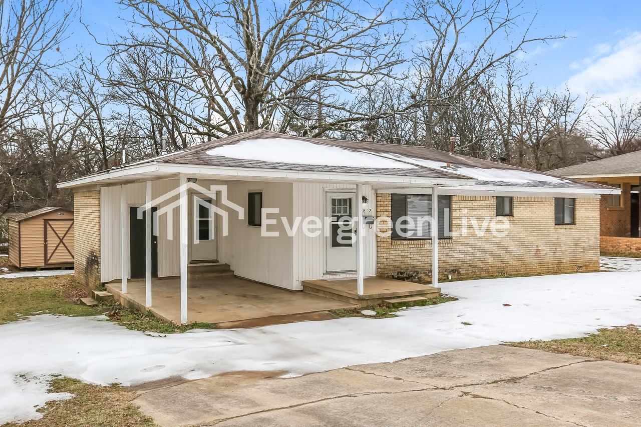 812 W 52nd St - Photo 2 of 15