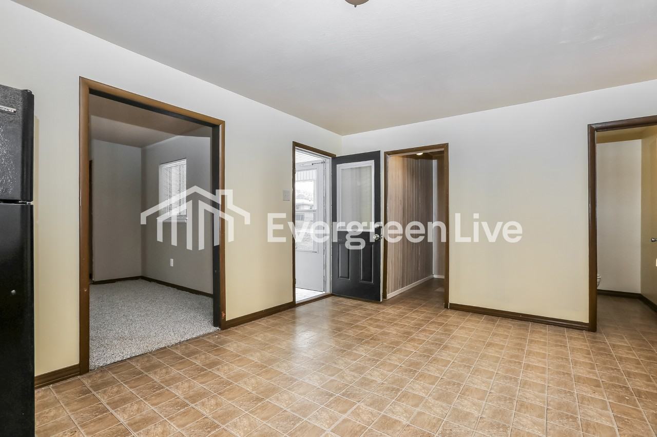 812 W 52nd St - Photo 5 of 15