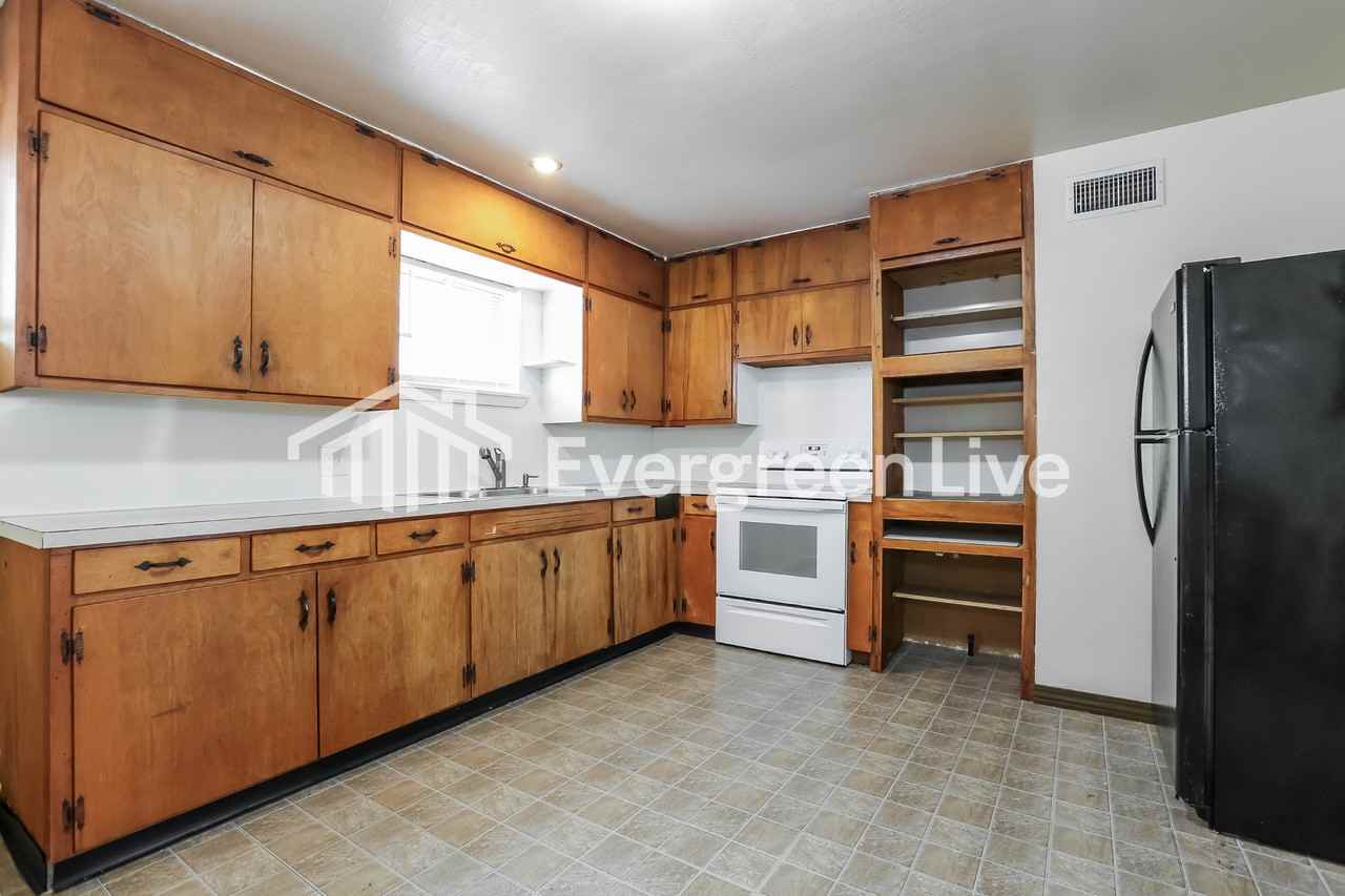 812 W 52nd St - Photo 6 of 15