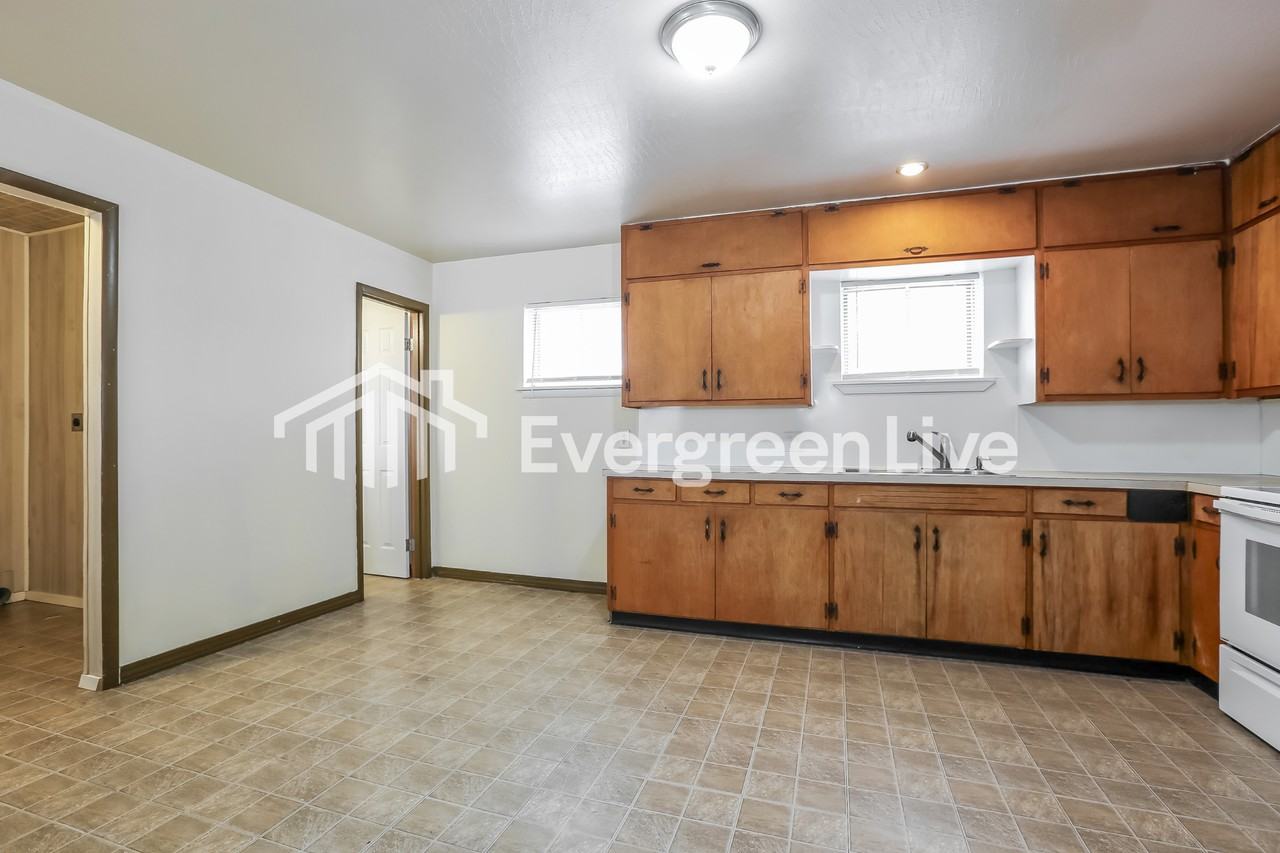 812 W 52nd St - Photo 7 of 15