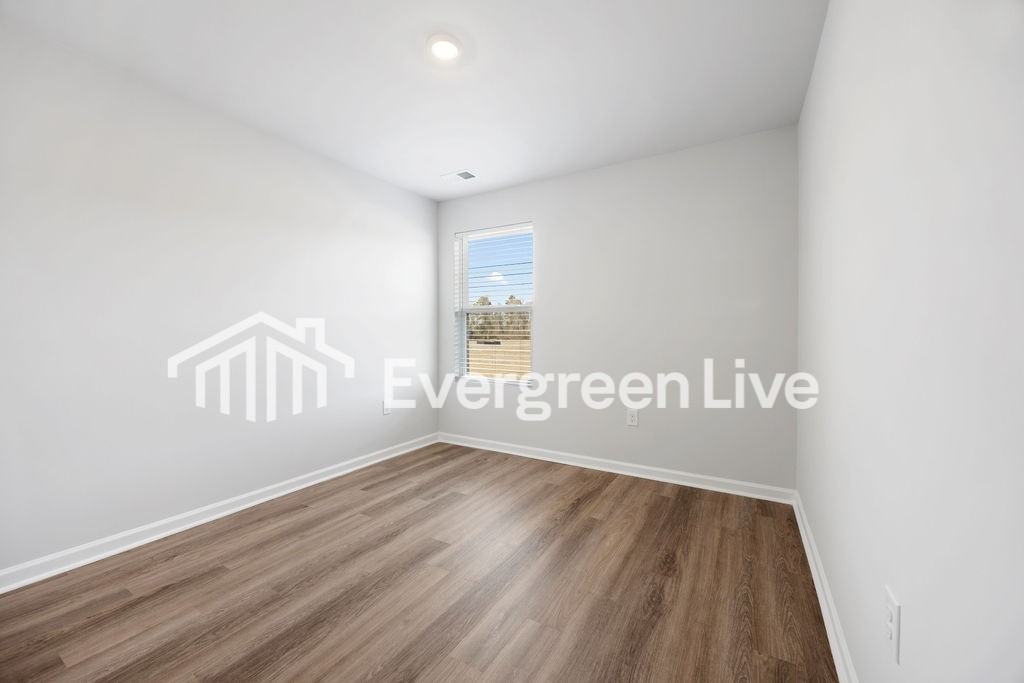 1005 Kinness Dr - Photo 6 of 41
