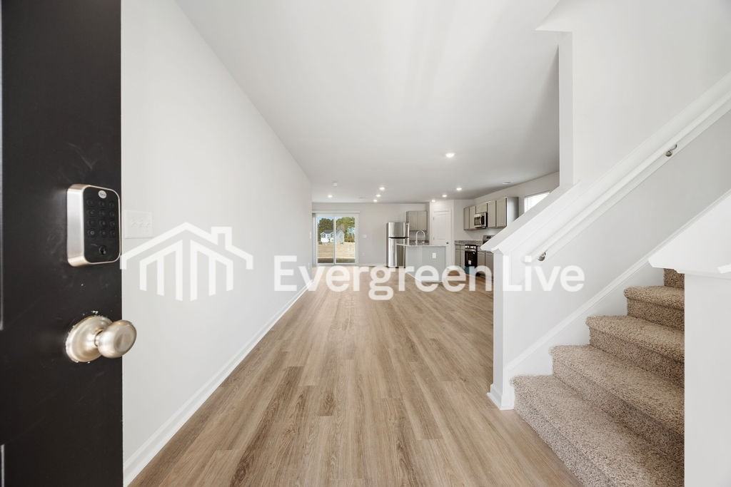 1005 Kinness Dr - Photo 4 of 34