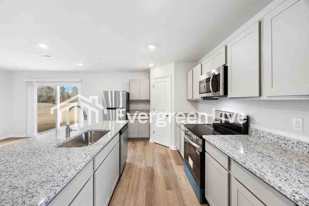 1005 Kinness Dr - Photo 7 of 34