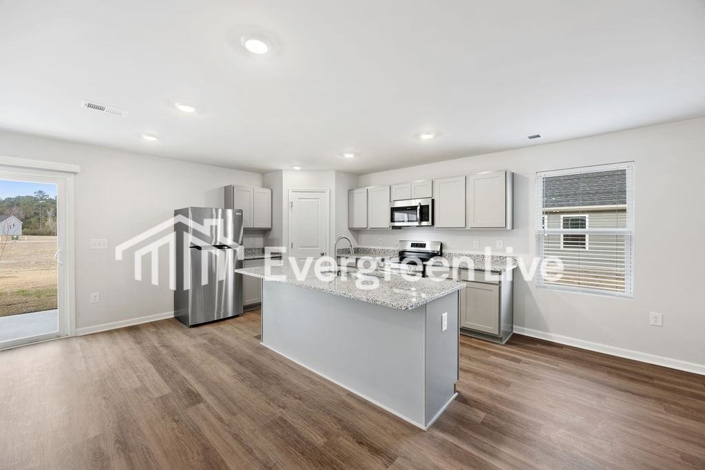 1005 Kinness Dr - Photo 6 of 34