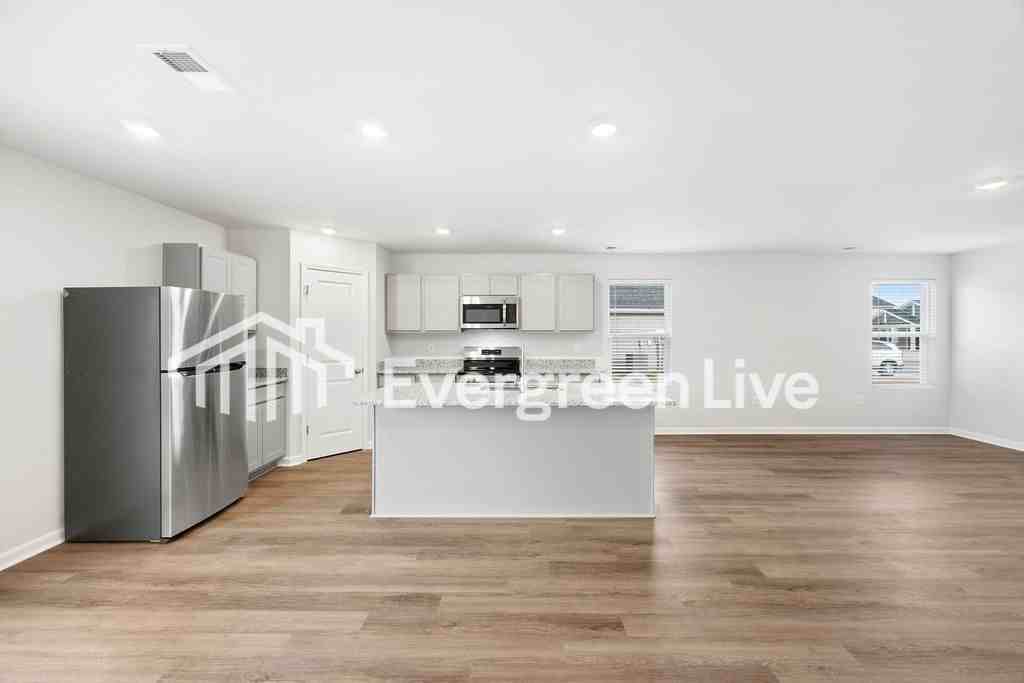 1005 Kinness Dr - Photo 5 of 34