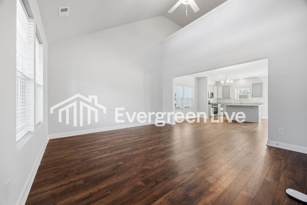 3025 Spain Ln - Photo 5 of 34