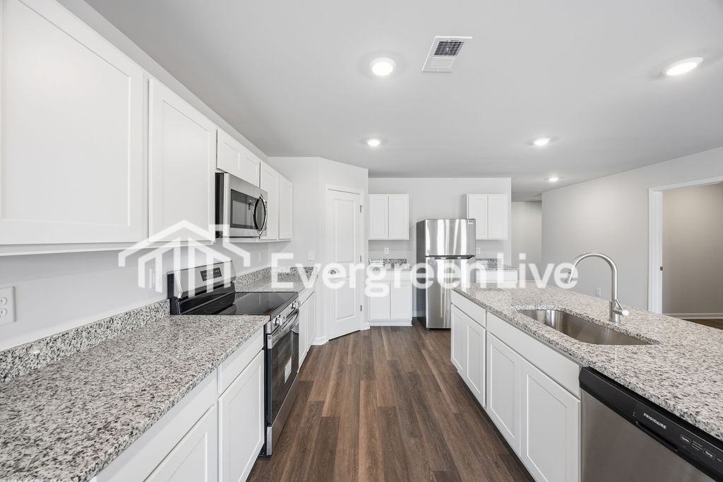 1009 Kinness Dr - Photo 7 of 31