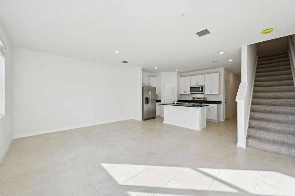 617 Salisbury Cir - Photo 3 of 38